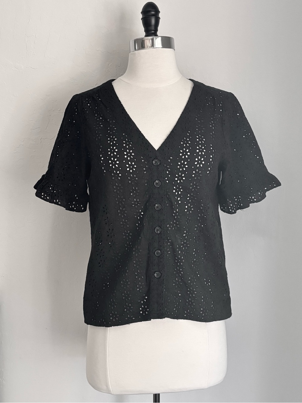 Madewell Button Front Cotton Eyelet Short Sleeve
Ruffle Trim Vneck, Blackx Sz XS